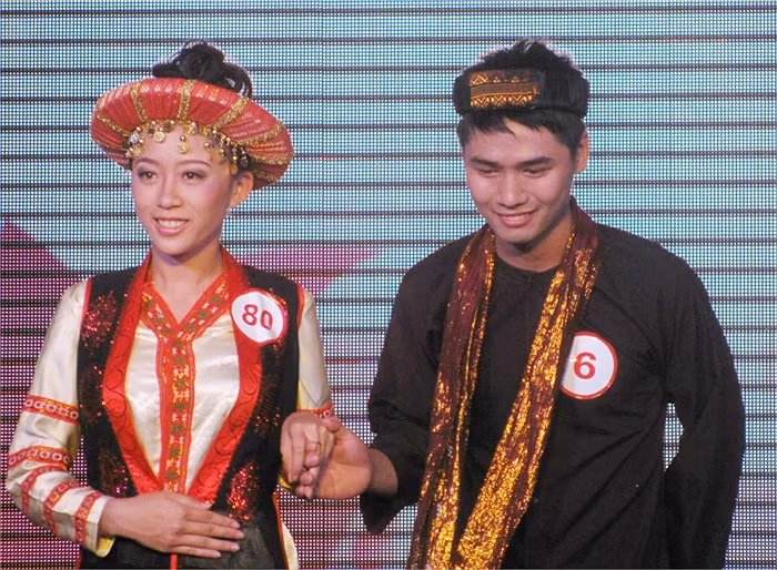 Cặp đôi Thu Huyền và Quang Định. >> NHAN SẮC YÊU KIỀU CỦA CÁC NỮ DOANH NHÂN TƯƠNG LAI >> Hotgirl Thảo My "đốt cháy mùa đông" đón Noel >> HOTGIRL KHẢ NGÂN, BẢO TRÂN KHIẾN SAO HÀN PHẢI GHEN TỊ >> Ngôi sao Missteen Thảo My khiến cộng đồng mạng "nổi sóng" >> MISS CUXI VIỆT HUÊ KHOE DÁNG XINH >> Hotgirl Linh Hàn gợi cảm đón mùa đông về >> Nữ sinh Học viện Hành chính hóa thân thành thôn nữ xinh đẹp >> HOA KHÔI SINH VIÊN YÊU KIỀU BÊN "NGỰA SẮT" >> Vẻ đẹp căng tràn của Hoa khôi Missteen Diễm Trang >>Những mỹ nhân từng học tại trường "nhà giàu" RMIT