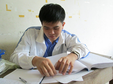 Ngày ngày cậu học trò khiếm thính vẫn miệt mài trau dồi đèn sách. Ngày ngày cậu học trò khiếm thính vẫn miệt mài trau dồi đèn sách.