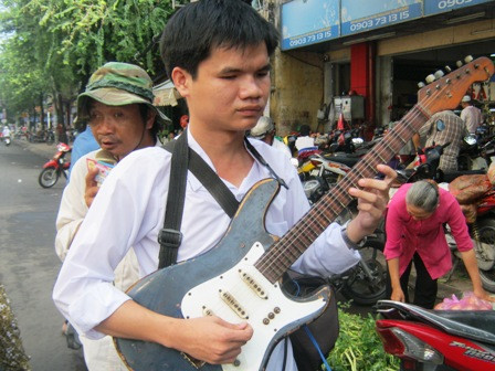 Lê Minh Tâm đi bán vé số cùng anh trai. Lê Minh Tâm đi bán vé số cùng anh trai.