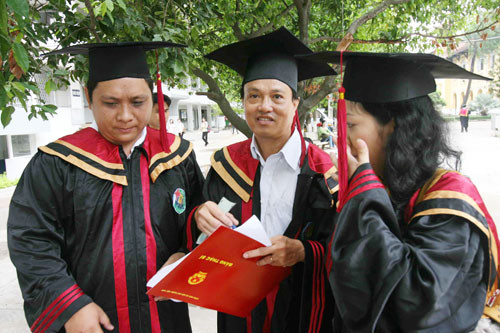 Các thạc sĩ trong ngày nhận bằng tốt nghiệp. Quy chế đào tạo thạc sĩ mới có nhiều điểm tăng cường chất lượng ở bậc học này Các thạc sĩ trong ngày nhận bằng tốt nghiệp. Quy chế đào tạo thạc sĩ mới có nhiều điểm tăng cường chất lượng ở bậc học này