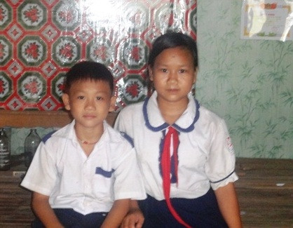 Quyền và Linh sống trong cảnh khó khăn thiếu thốn nhưng vẫn quyết chí học hành.