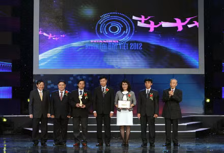 Ông Nguyễn Mạnh Cầm, nguyên Ủy viên Bộ Chính trị, Chủ tịch Hội Khuyến học Việt Nam và ông Nguyễn Viết Tiến, Thứ trưởng Bộ Y tế lên trao giải Nhân tài Đất Việt 2012.