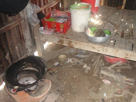 Gian bếp của hai em chỉ có mỗi cái lò đất.