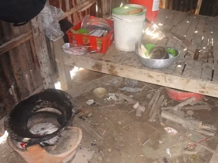 Gian bếp của hai em chỉ có mỗi cái lò đất.