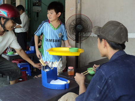 Thiện Huy làm thêm tại quán cơm gần trường để kiếm tiền trang trải cuộc sống. Thiện Huy làm thêm tại quán cơm gần trường để kiếm tiền trang trải cuộc sống.