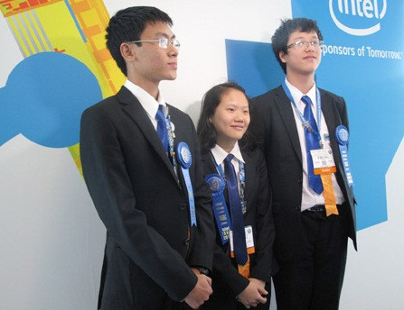 Đội Việt Nam đeo huy hiệu dành cho những người đoạt giải Nhất tại Hội thi Khoa học và Kỹ thuật Quốc tế (ISEF) năm 2012 diễn ra tại Mỹ. Đội Việt Nam đeo huy hiệu dành cho những người đoạt giải Nhất tại Hội thi Khoa học và Kỹ thuật Quốc tế (ISEF) năm 2012 diễn ra tại Mỹ.
