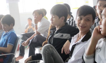 Chờ chực mua vé tàu Chờ chực mua vé tàu