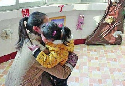 Việc ôm giáo viên có giúp trẻ tự tin hơn? Việc ôm giáo viên có giúp trẻ tự tin hơn?