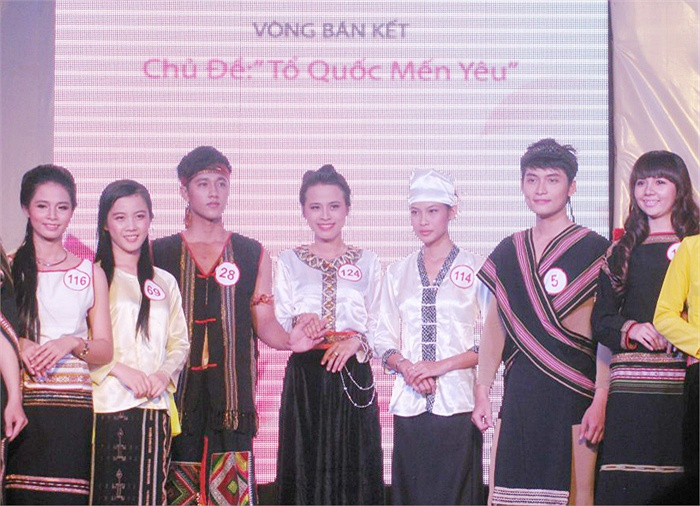 Cuộc thi Nét đẹp sinh viên với cộng đồng 2012 đã thu hút rất nhiều sinh viên tham dự. Cuộc thi năm nay với chủ đề Tổ quốc mến yêu mang nhiều ý nghĩa sâu sắc. >> NHAN SẮC YÊU KIỀU CỦA CÁC NỮ DOANH NHÂN TƯƠNG LAI >> Hotgirl Thảo My "đốt cháy mùa đông" đón Noel >> HOTGIRL KHẢ NGÂN, BẢO TRÂN KHIẾN SAO HÀN PHẢI GHEN TỊ >> Ngôi sao Missteen Thảo My khiến cộng đồng mạng "nổi sóng" >> MISS CUXI VIỆT HUÊ KHOE DÁNG XINH >> Hotgirl Linh Hàn gợi cảm đón mùa đông về >> Nữ sinh Học viện Hành chính hóa thân thành thôn nữ xinh đẹp >> HOA KHÔI SINH VIÊN YÊU KIỀU BÊN "NGỰA SẮT" >> Vẻ đẹp căng tràn của Hoa khôi Missteen Diễm Trang >>Những mỹ nhân từng học tại trường "nhà giàu" RMIT Cuộc thi Nét đẹp sinh viên với cộng đồng 2012 đã thu hút rất nhiều sinh viên tham dự. Cuộc thi năm nay với chủ đề Tổ quốc mến yêu mang nhiều ý nghĩa sâu sắc. >> NHAN SẮC YÊU KIỀU CỦA CÁC NỮ DOANH NHÂN TƯƠNG LAI >> Hotgirl Thảo My "đốt cháy mùa đông" đón Noel >> HOTGIRL KHẢ NGÂN, BẢO TRÂN KHIẾN SAO HÀN PHẢI GHEN TỊ >> Ngôi sao Missteen Thảo My khiến cộng đồng mạng "nổi sóng" >> MISS CUXI VIỆT HUÊ KHOE DÁNG XINH >> Hotgirl Linh Hàn gợi cảm đón mùa đông về >> Nữ sinh Học viện Hành chính hóa thân thành thôn nữ xinh đẹp >> HOA KHÔI SINH VIÊN YÊU KIỀU BÊN "NGỰA SẮT" >> Vẻ đẹp căng tràn của Hoa khôi Missteen Diễm Trang >>Những mỹ nhân từng học tại trường "nhà giàu" RMIT
