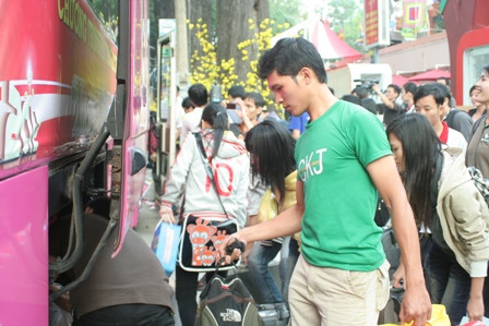 Hiện nay các trường đã tổ chức xe đưa sinh viên về quê ăn tết. Hiện nay các trường đã tổ chức xe đưa sinh viên về quê ăn tết.