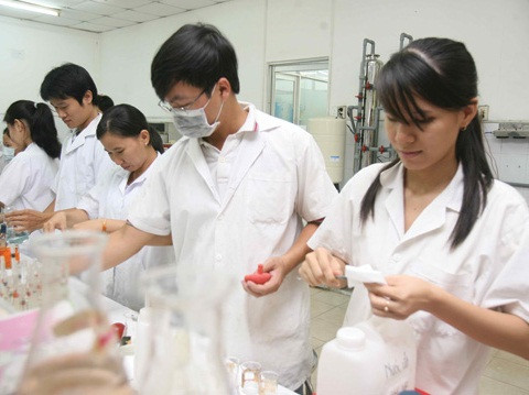 Học viên cao học Trường ĐH Bách khoa TP.HCM thí nghiệm về công nghệ nâng cao xử lý chất thải