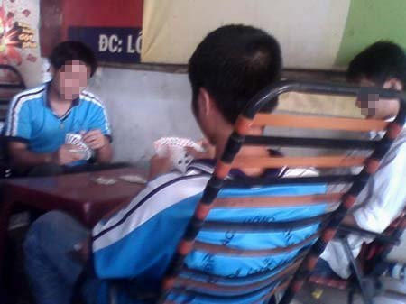 Sinh viên trường ĐHGTVT với trang phục thể dục say sưa với những quân bài