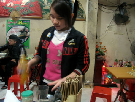 Bạn sinh viên này luôn tay với công việc bưng bê tại một quán ăn. Bạn sinh viên này luôn tay với công việc bưng bê tại một quán ăn.