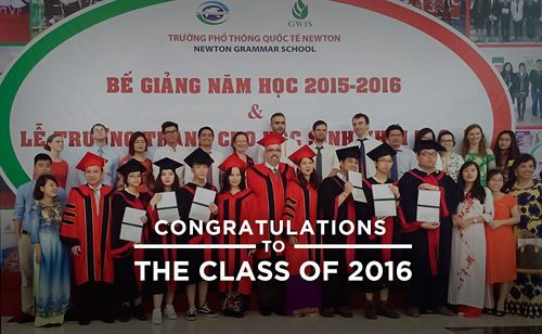 Thầy Hiệu trưởng Gwis - Mr. Larry Frazier trao bằng cho học sinh trong lễ tốt nghiệp tại trường Newton. Thầy Hiệu trưởng Gwis - Mr. Larry Frazier trao bằng cho học sinh trong lễ tốt nghiệp tại trường Newton.