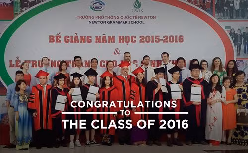 Thầy Hiệu trưởng Gwis - Mr. Larry Frazier trao bằng cho học sinh trong lễ tốt nghiệp tại trường Newton.