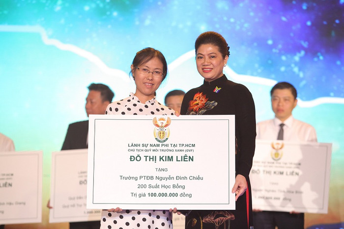 Bà Đỗ Thị Kim Liên chia sẻ với mất mát, thiệt thòi của các em học sinh trường Nguyễn Đình Chiểu. Bà Đỗ Thị Kim Liên chia sẻ với mất mát, thiệt thòi của các em học sinh trường Nguyễn Đình Chiểu.
