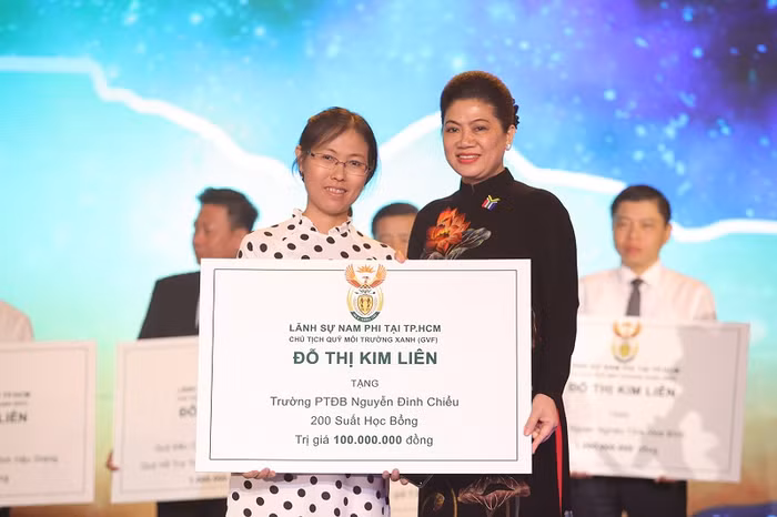 Bà Đỗ Thị Kim Liên chia sẻ với mất mát, thiệt thòi của các em học sinh trường Nguyễn Đình Chiểu.