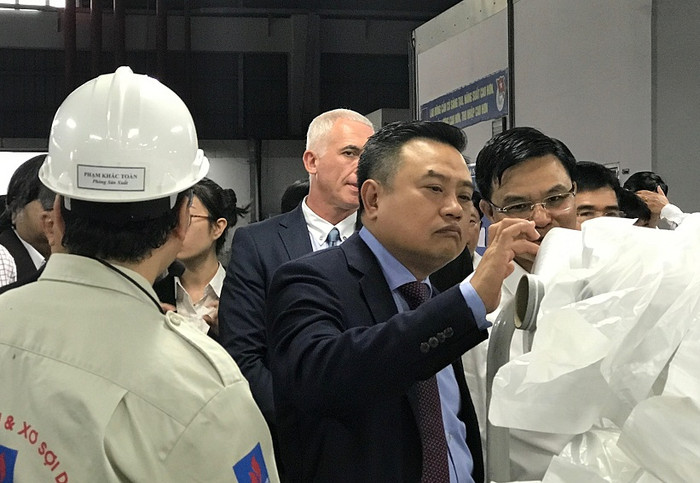 Ông Trần Sỹ Thanh kiểm tra nhà máy PVTEX. ảnh: Ngọc Quang. Ông Trần Sỹ Thanh kiểm tra nhà máy PVTEX. ảnh: Ngọc Quang.