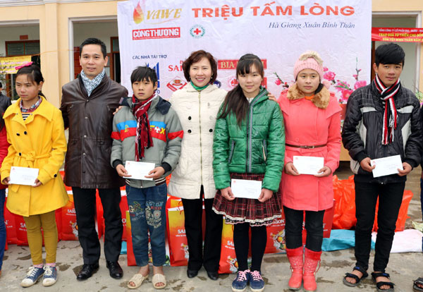 Phó Tổng giám đốc Habeco - ông Ngô Quế Lâm trao quà cho người nghèo tại tỉnh Hà Giang. Phó Tổng giám đốc Habeco - ông Ngô Quế Lâm trao quà cho người nghèo tại tỉnh Hà Giang.