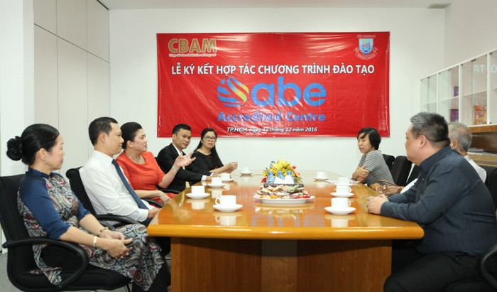 Bà Đỗ Thị Kim Liên - Hiệu trưởng Trường Đào tạo Quản lý Doanh nghiệp (CBAM) trao đổi về chương trình đào tạo với đối tác. Bà Đỗ Thị Kim Liên - Hiệu trưởng Trường Đào tạo Quản lý Doanh nghiệp (CBAM) trao đổi về chương trình đào tạo với đối tác.