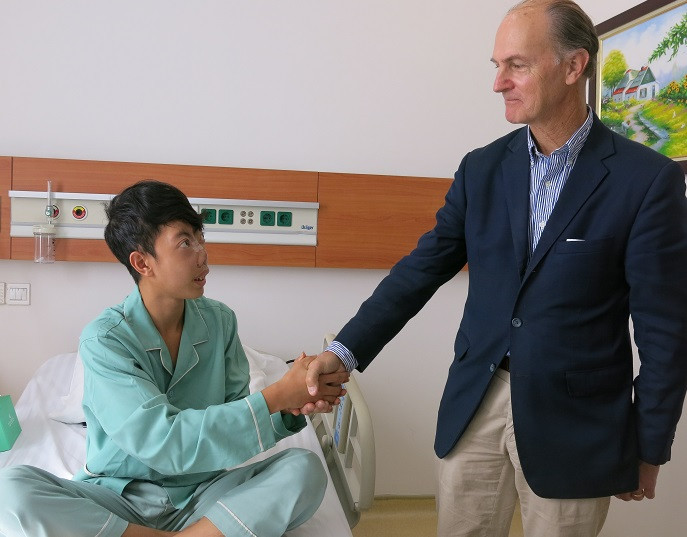 GS.Mc Kinnon đã chia sẻ chính nghị lực của Tuấn đã thuyết phục để ông kiên trì 4 lần quay trở lại Vinmec làm những gì tốt nhất cho em. GS.Mc Kinnon đã chia sẻ chính nghị lực của Tuấn đã thuyết phục để ông kiên trì 4 lần quay trở lại Vinmec làm những gì tốt nhất cho em.