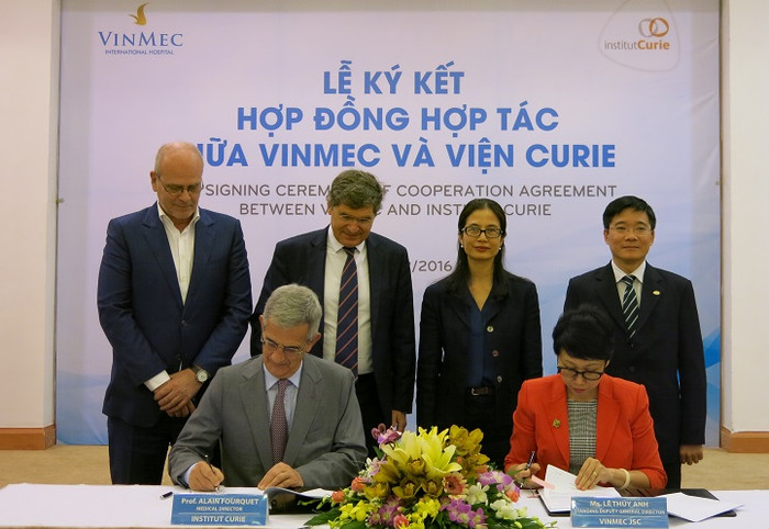 GS Alain Fourquet – Giám đốc chuyên môn Viện Curie và bà Lê Thúy Anh – Phó Tổng Giám đốc thường trực Hệ thống Y tế Vinmec ký kết hợp tác.