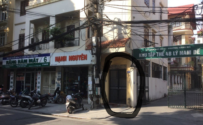 Nhà số 6 có diện tích 300m2 với mặt tiền rộng tới 14m. Sau này được chia làm 4, trong đó nhà số 6 và 6A ở mặt phố; nhà 6B và 6C đi cổng vàng (vòng tròn đen). Nhưng khi ông Nguyễn Quang Vinh mua nhà 6B và 6C thì lối đi này bỗng nhiên bị xây bịt để lấy cớ đưa ra yêu sách mở lối đi sang ngõ 4B. ảnh: DL. Nhà số 6 có diện tích 300m2 với mặt tiền rộng tới 14m. Sau này được chia làm 4, trong đó nhà số 6 và 6A ở mặt phố; nhà 6B và 6C đi cổng vàng (vòng tròn đen). Nhưng khi ông Nguyễn Quang Vinh mua nhà 6B và 6C thì lối đi này bỗng nhiên bị xây bịt để lấy cớ đưa ra yêu sách mở lối đi sang ngõ 4B. ảnh: DL.
