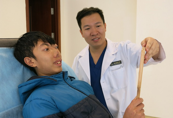 Niềm vui của Tuấn khi đã có lại khuôn mặt hài hòa, sau khi được GS Mc Kinnon và các bác sĩ Vinmec 4 lần phẫu thuật. Niềm vui của Tuấn khi đã có lại khuôn mặt hài hòa, sau khi được GS Mc Kinnon và các bác sĩ Vinmec 4 lần phẫu thuật.