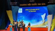 Ông Ngô Minh Hải, Phó Tổng Giám đốc Tập đoàn TH nhận Biểu trưng Thương hiệu quốc gia cho TH true MILK.