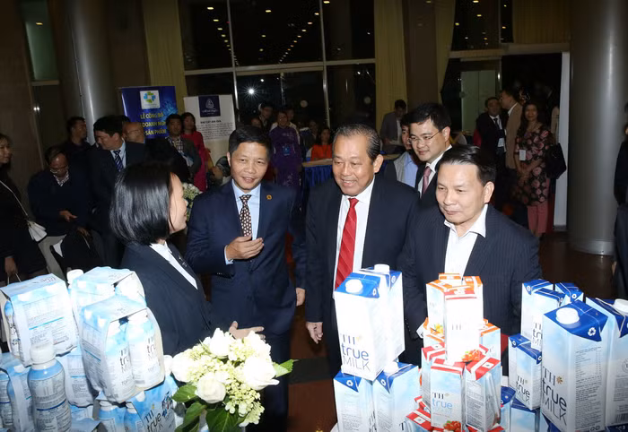 Phó Thủ tướng Trương Hòa Bình trò chuyện, tìm hiểu thông tin về thương hiệu TH true MILK bên lề Lễ trao biểu trưng cho các doanh nghiệp có sản phẩm đạt Thương hiệu Quốc gia năm 2016.