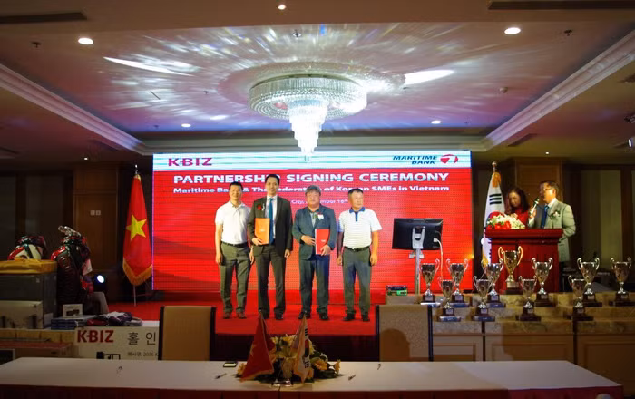 Ông Huỳnh Bửu Quang - Tổng Giám đốc Maritime Bank Ông Lee Chung Keun (thứ 2 từ phải sang) - Chủ tịch Hiệp hội Doanh nghiệp vừa và nhỏ Hàn Quốc tại Việt Nam.