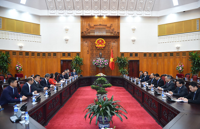 Thủ tướng Nguyễn Xuân Phúc tiếp các doanh nhân tới từ Trung Quốc. ảnh: vgp.