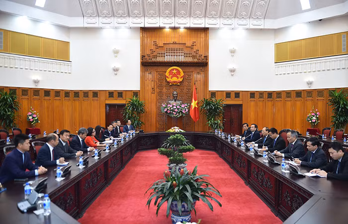 Thủ tướng Nguyễn Xuân Phúc tiếp các doanh nhân tới từ Trung Quốc. ảnh: vgp.