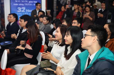 Hàng ngàn khách hàng đã đến tham gia quay số trúng vé xem Đại hỷ Xuân 2017 Hàng ngàn khách hàng đã đến tham gia quay số trúng vé xem Đại hỷ Xuân 2017