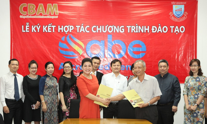 Bà Đỗ Thị Kim Liên - Hiệu trưởng Trường Đào tạo Quản lý Doanh nghiệp (CBAM) ký kết hợp tác với Wesgo độc quyền đào tạo chương trình ABE-UK tại Việt Nam. Bà Đỗ Thị Kim Liên - Hiệu trưởng Trường Đào tạo Quản lý Doanh nghiệp (CBAM) ký kết hợp tác với Wesgo độc quyền đào tạo chương trình ABE-UK tại Việt Nam.