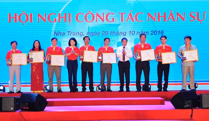 Lãnh đạo VietinBank trao “Kỷ niệm chương vì sự nghiệp phát triển nhân sự VietinBank”.