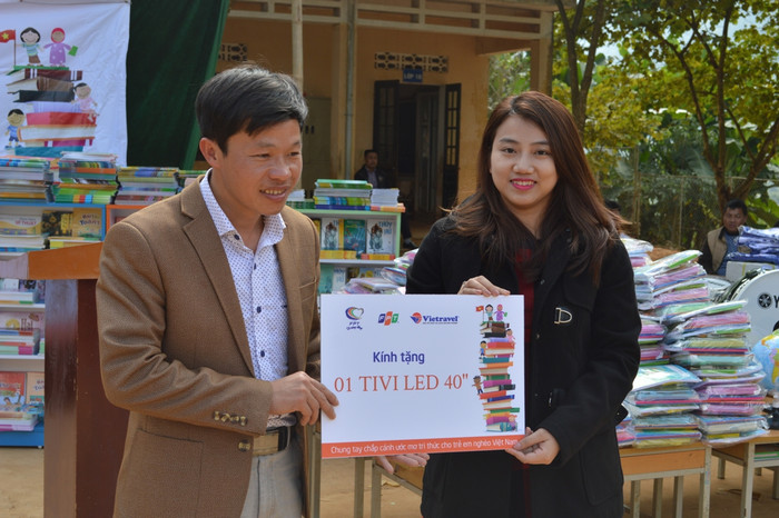 Chung tay giúp đỡ trẻ em vùng cao. Chung tay giúp đỡ trẻ em vùng cao.