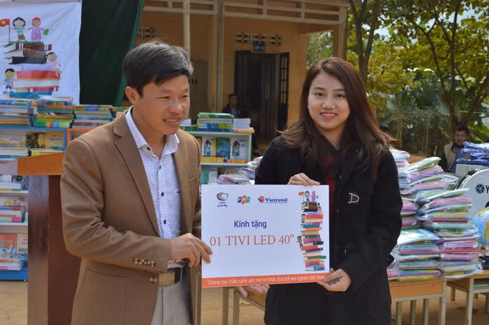 Chung tay giúp đỡ trẻ em vùng cao. Chung tay giúp đỡ trẻ em vùng cao.