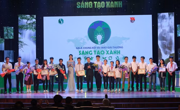 Tổng cục Môi trường thuộc Bộ Tài nguyên và Môi trường phối hợp với Trung ương Đoàn thanh niên Cộng sản Hồ Chí Minh tổ chức lễ chung kết và trao Giải thưởng Sáng tạo xanh lần thứ 1 với sự tài trợ chính của công ty FrieslandCampina Việt Nam. Tổng cục Môi trường thuộc Bộ Tài nguyên và Môi trường phối hợp với Trung ương Đoàn thanh niên Cộng sản Hồ Chí Minh tổ chức lễ chung kết và trao Giải thưởng Sáng tạo xanh lần thứ 1 với sự tài trợ chính của công ty FrieslandCampina Việt Nam.