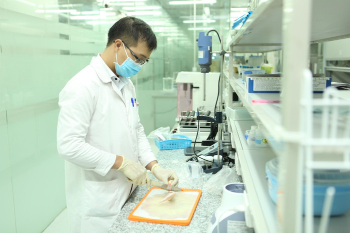 Mẫu được chuyển về phòng kiểm nghiệm, được mã hóa và chuyển sang bộ phận phân tích. Mỗi loại sản phẩm sẽ được chỉ định phân tích các chỉ tiêu riêng biệt dựa theo quy định của Việt Nam và nguy cơ an toàn thực phẩm tương ứng. Chi phí cho một mẫu kiểm nghiệm dao động từ vài trăm ngàn đến vài triệu đồng.