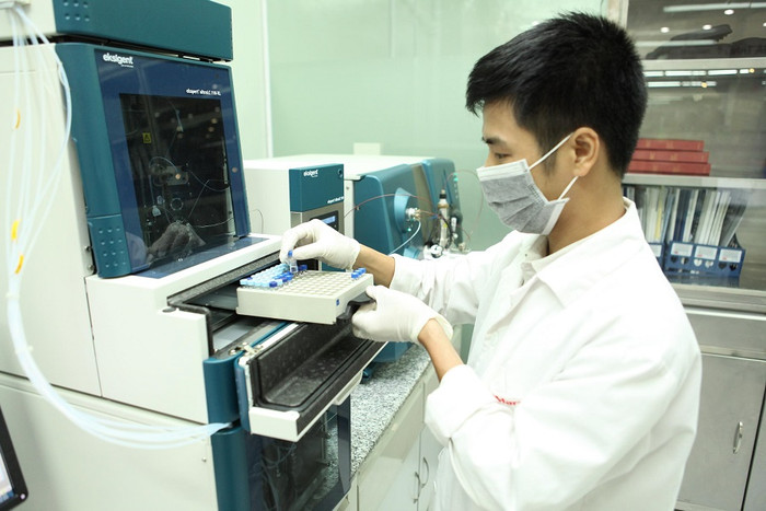 Phòng Kiểm nghiệm của VinMart được trang bị đầy đủ các thiết bị hiện đại như: hệ thống sắc ký lỏng ghép nối với đầu dò khối phổ 2 lần (LC-MS/MS), hệ thống sắc ký khí (GC), hệ thống quang phổ hấp thụ nguyên tử (AAS), máy đếm khuẩn lạc tự động, máy định danh vi sinh vật gây bệnh (VIDAS)… cùng với đầy đủ các máy móc, thiết bị phụ trợ phục vụ cho việc chuẩn bị và kiểm nghiệm mẫu.