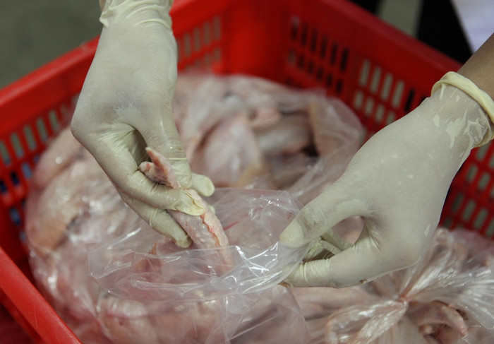 Ngay lúc này, sản phẩm cũng được lấy mẫu ngẫu nhiên dưới sự chứng kiến của NCC, được niêm phong và ghi biên bản có xác nhận của các bên.