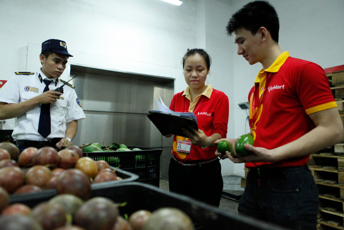 Mỗi mặt hàng khi nhập đều có sự kiểm tra của nhân viên ngành hàng, nhân viên an ninh và phụ trách kho để đong đếm số lượng hàng theo đúng hồ sơ giao nhận cũng như tiếp tục trực tiếp kiểm tra và loại bỏ các sản phẩm không đủ tiêu chuẩn về cảm quan.