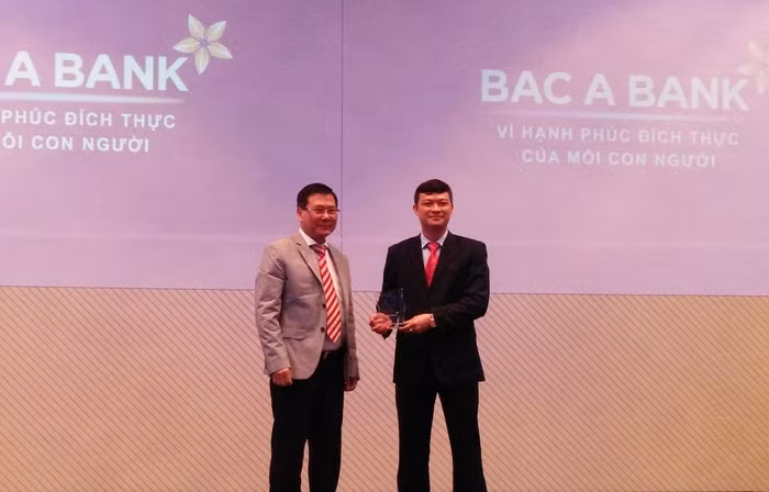 Ông Nguyễn Việt Hanh - Phó Tổng Giám đốc BAC A BANK nhận giải thưởng "Ngân hàng có sản phẩm sáng tạo tiêu biểu 2016".
