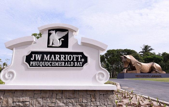 JW Marriott Phu Quoc Emerald Bay là một kiệt tác nghệ thuật, ghi dấu ấn đậm nét của Tập đoàn Sun Group. JW Marriott Phu Quoc Emerald Bay là một kiệt tác nghệ thuật, ghi dấu ấn đậm nét của Tập đoàn Sun Group.