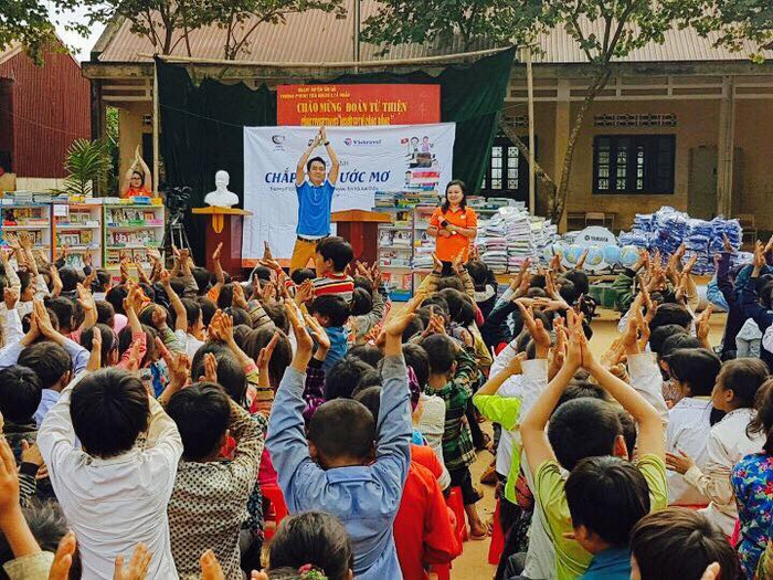 Vietravel thường xuyên tổ chức các hoạt động thiện nguyện giúp các em học sinh trong sự nghiệp ươm mầm con chữ. Vietravel thường xuyên tổ chức các hoạt động thiện nguyện giúp các em học sinh trong sự nghiệp ươm mầm con chữ.