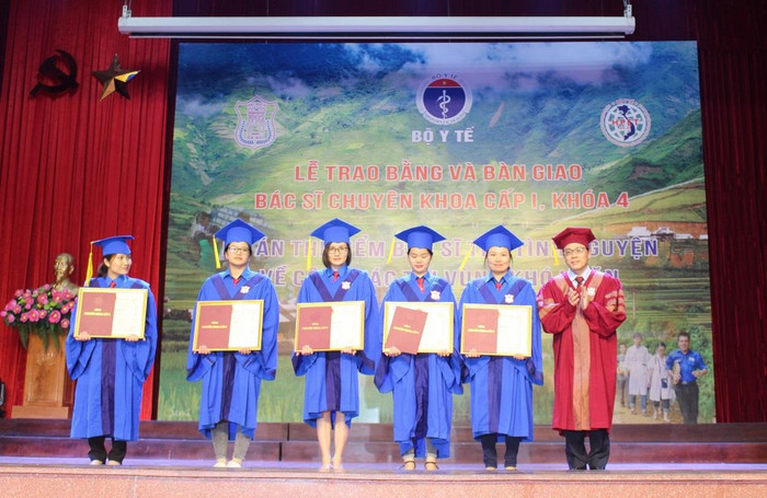 Nhiều bác sĩ trẻ tình nguyện đã sẵn sàng đến với đồng bào các vùng khó khăn. ảnh: moh.gov.vn Nhiều bác sĩ trẻ tình nguyện đã sẵn sàng đến với đồng bào các vùng khó khăn. ảnh: moh.gov.vn