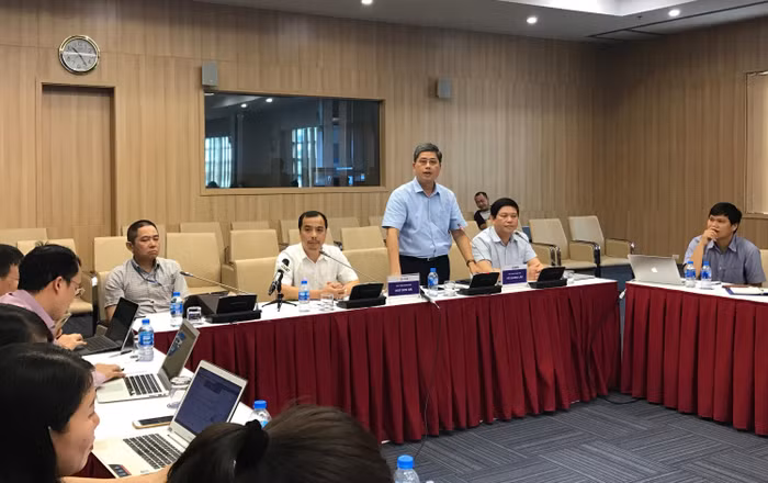 Ông Võ Quang Lâm - Phó Tổng Giám đốc EVN (đứng) thông tin về việc tăng giá điện. ảnh: NQ.