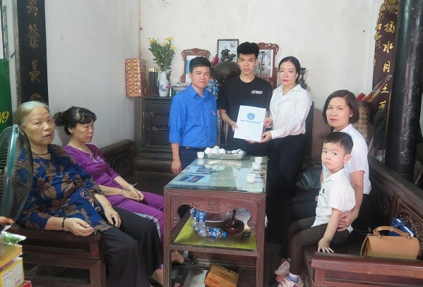 Tặng thẻ Bảo hiểm y tế cho hai con của nữ lao công tử nạn