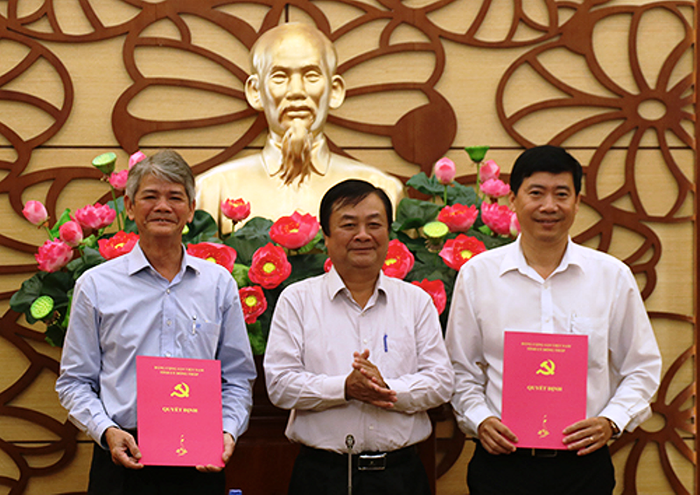 Ông Lê Minh Hoan, Bí thư Tỉnh ủy Đồng Tháp (đứng giữa), trao quyết định điều động cán bộ của Ban Thường vụ Tỉnh ủy cho ông Phạm Thiện Nghĩa (phải) và ông Châu Hồng Phúc (trái). ảnh: Sài gòn Giải phóng. Ông Lê Minh Hoan, Bí thư Tỉnh ủy Đồng Tháp (đứng giữa), trao quyết định điều động cán bộ của Ban Thường vụ Tỉnh ủy cho ông Phạm Thiện Nghĩa (phải) và ông Châu Hồng Phúc (trái). ảnh: Sài gòn Giải phóng.